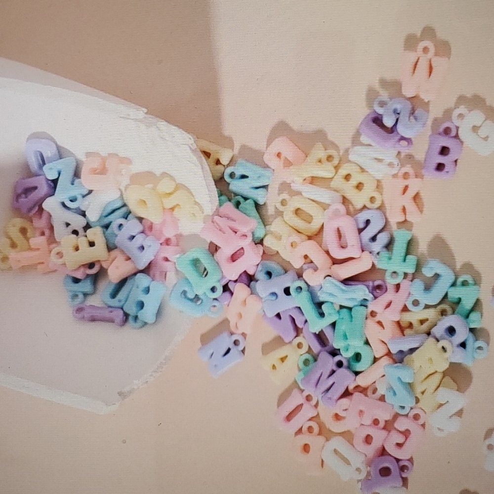 100 Pieces Plastic DIY Letter Design